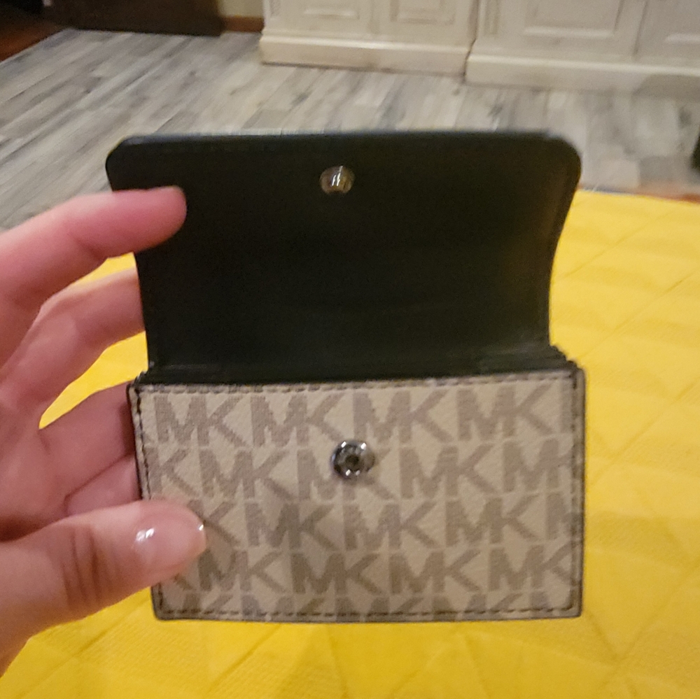 Michael Kors mens Wallet. Accordion card case. - Picture 8 of 15
